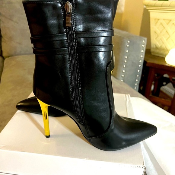 Elegant Black and Gold Heeled Boots with Pointed Toe - Picture 11 of 15